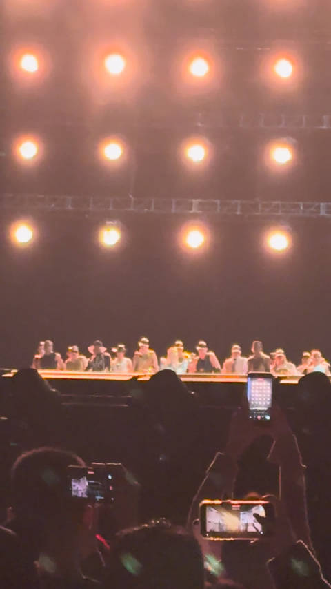 伊埃拉训练后与球迷互动 花滑选手戴大卫亚冬会