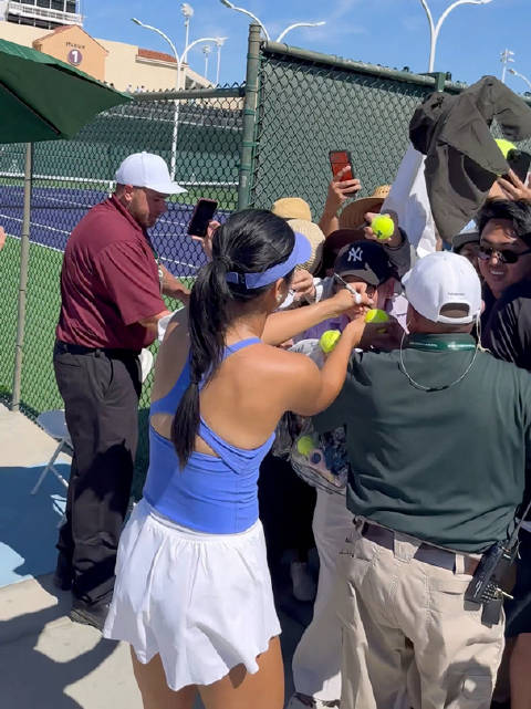 伊埃拉训练后与球迷互动 花滑选手戴大卫亚冬会