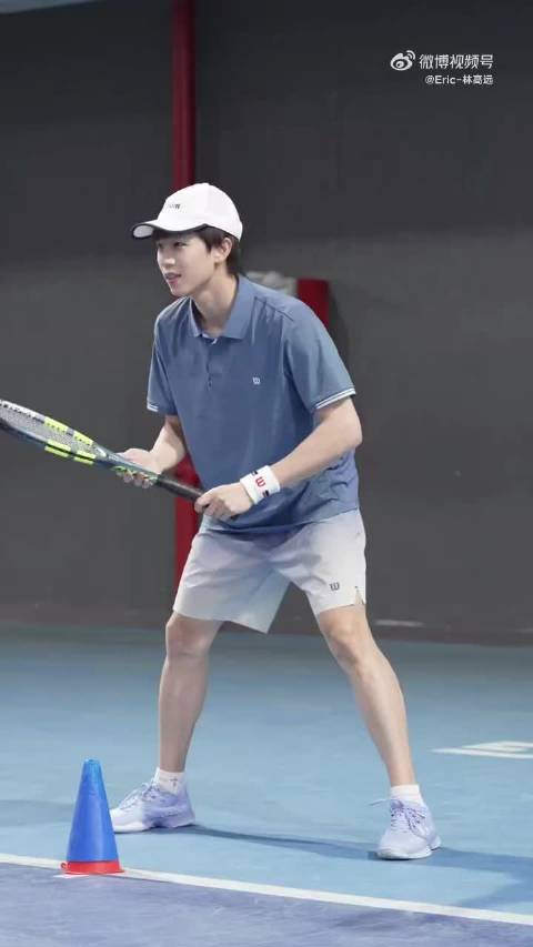 伊埃拉训练后与球迷互动 花滑选手戴大卫亚冬会