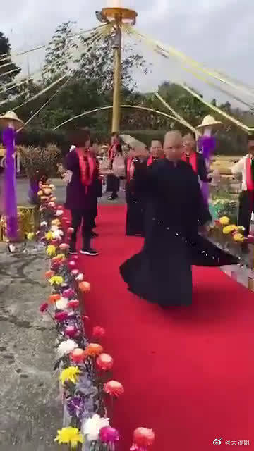 伊埃拉训练后与球迷互动 花滑选手戴大卫亚冬会