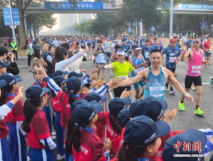 荣耀·2025深圳马拉松科技赋能人文关怀
